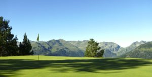 Curiosidades | Los más del golf en España hoyo de golf con vistas a montaña